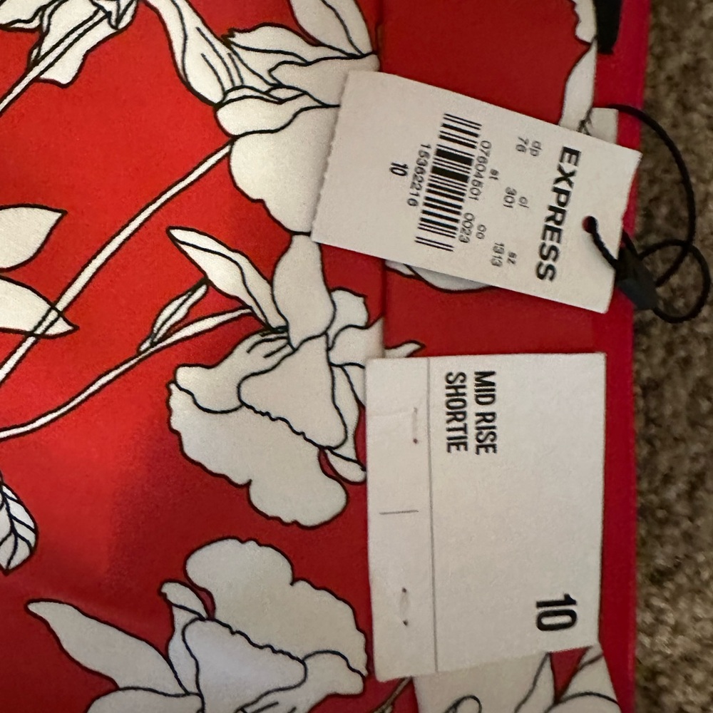 Express Red and White Floral Shorts - Picture 5 of 7